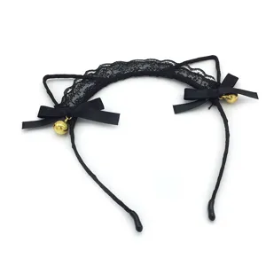 Serre-tete oreilles de chat en dentelle noire avec noeuds et cloches pour accessoires.