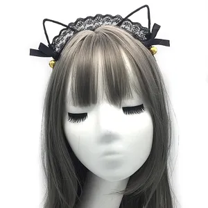 Detailaufnahme des schwarzen Spitzen Katzenohren Haarreif mit süßen Glocken für Party Cosplay.