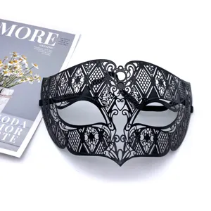 Detailaufnahme einer schwarzen hohlen Metall-Maske für Halloween Kostümpartys und Events.