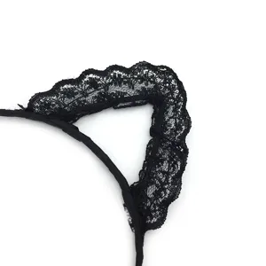 Detail de serre-tête oreilles de chat en dentelle noire, accessoire de fête mignon et tendance.