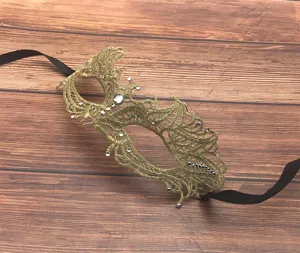 Mascarilla de encaje dorado con brillantes diamantes de imitación y cintas para fiestas.