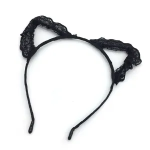 Gros plan sur le serre-tête oreilles de chat en dentelle noire avec bordure florale fine.