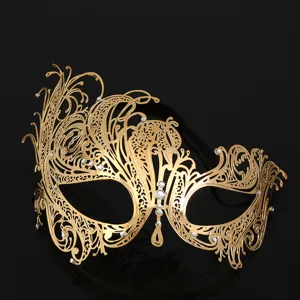 Maschera da ballo in metallo dorato traforato con strass per feste ed eventi cosplay