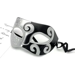 Primo piano della maschera di carnevale nera e argento con dettagli intagliati e nastri.