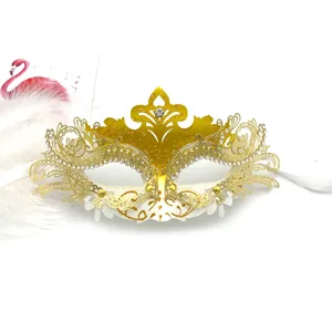 Detailansicht der goldenen Strass Maske, halb Gesicht venezianische Party Maske für Frauen.