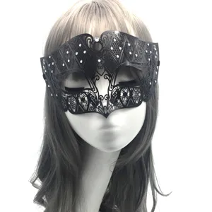 Detaillierte Nahaufnahme der schwarzen Metall Strass Maske für Maskerade Party.