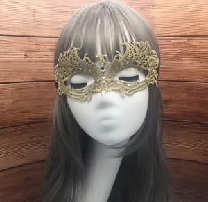 Máscara de encaje dorado vista de detalle con hermosa pedrería brillante para fiesta.