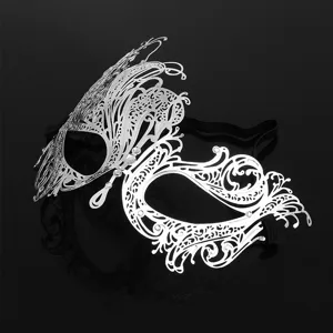 Maschera da carnevale in filigrana di metallo argento con strass, dettaglio mezzo viso vintage.