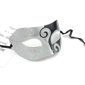 Vista dettagliata della maschera di carnevale argento e nero mezza faccia con motivi.