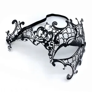Máscara de mascarada negra de metal con pedrería para fiesta de Halloween detalle.