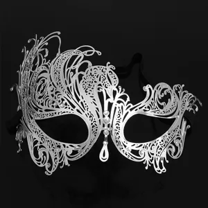 Vista dettagliata della raffinata maschera in metallo argentato con eleganti strass.