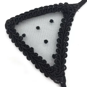 Gros plan détail accessoire cheveux oreille chat dentelle noire résille et pois fins.