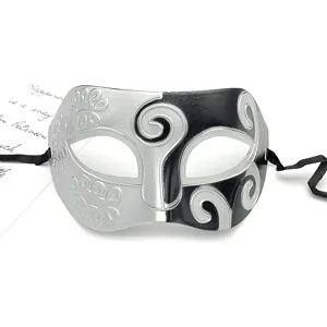 Dettaglio di una maschera di Carnevale mezza faccia nera e argento per feste di Halloween.
