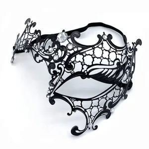 Vista detallada de la máscara de metal negro con diamantes de imitación y diseño calado.