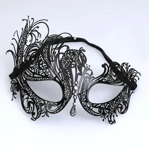 Vista dettagliata della maschera in metallo nero con strass e raffinato design fenice.