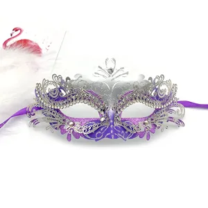 Detailansicht der filigranen Maske in Lila und Silber mit Strasssteinen und Glitzerdekor.