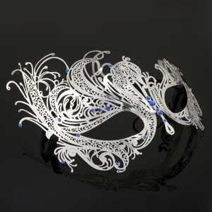 Maschera di carnevale in metallo argentato con strass blu, design filigrana per festa.