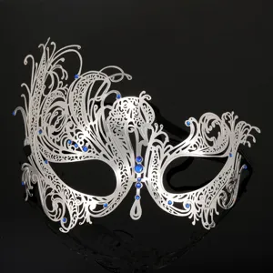 Maschera di carnevale in metallo argento con strass blu, accessorio vintage per festa.