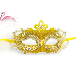 Goldene Metall Strass Maske Detail, mit feinem Hohldesign für Party und Events.