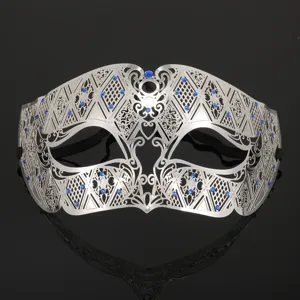 Nahaufnahme der hohlen Metall-Maske mit blauen Strasssteinen und feinen Mustern.
