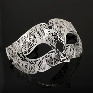 Nahaufnahme der silbernen, lasergeschnittenen Metallmaske mit filigranen Mustern und Details.