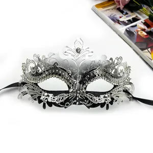Silberne Maskenball Maske mit filigranem Metallmuster, Glitzer und funkelnden Strasssteinen.