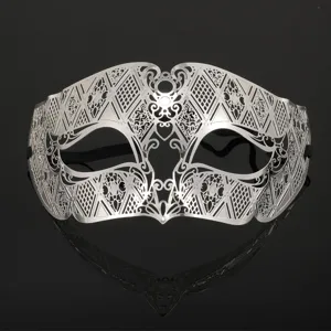 Detailansicht einer exquisiten silbernen Metall Hohl-Maske mit filigranen Mustern.