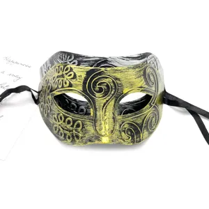 Dettagli della maschera veneziana nera e oro intagliata per feste e carnevale.