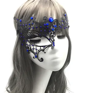 Vista de cerca detallada de la máscara de metal negro adornada con diamantes azules.