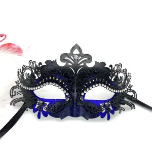 Nahaufnahme einer schwarz-blauen filigranen Maskenballmaske mit funkelnden Strasssteinen.