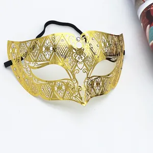 Goldene Metall Maske Detail Ansicht, Strass hohles Design für perfekte Party Kostümierung.