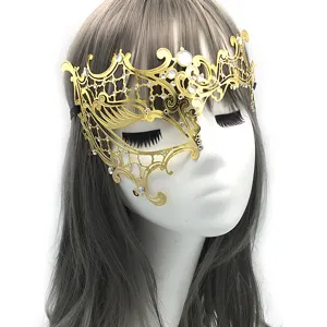 Máscara de metal dorado con pedrería y diseño elegante para fiestas de disfraces.