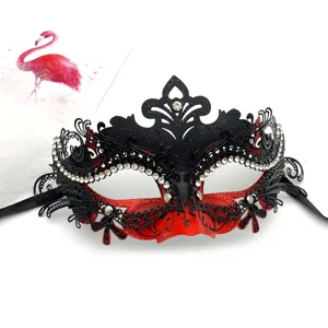 Metall Strass Maskerade Maske Nahaufnahme, exquisites filigranes Design für Partys.