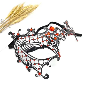Máscara de mascarada de metal negro con diamantes de imitación rojos, ideal para Halloween.