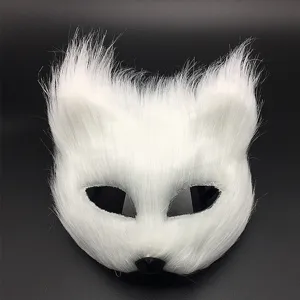 Dettaglio della maschera di volpe soffice bianca, accessorio cosplay in peluche per feste.