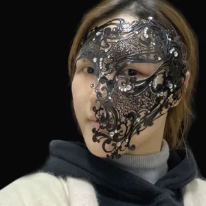 Nahaufnahme einer eleganten schwarzen Metallmaske mit funkelnden Strasssteinen für Partys.