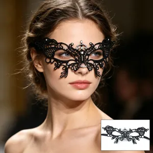 Detailansicht einer eleganten schwarzen Spitzenmaske mit Strasssteinen für glamouröse Partys.