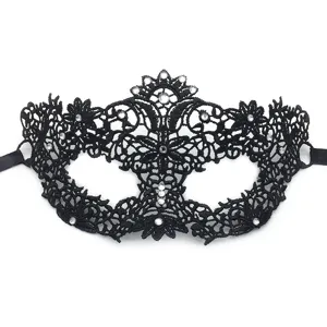Schwarze Spitzenmaske mit Strasssteinen für Halloween Partys und Kostümball Maskerade.