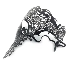 Schwarze Metall Maske für Maskenball mit glänzenden Strasssteinen, ideal für Halloween.