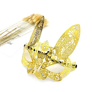 Detailansicht der goldenen Hasen Maske aus Metall mit Strass für Party und Kostüm.