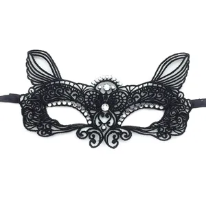 Detailansicht der schwarzen Spitzenmaske mit Strasssteinen und Ohren für die Party.