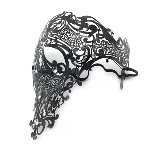 Detailansicht der schwarzen Metall Maske mit Strasssteinen, edles geschnitztes Design.