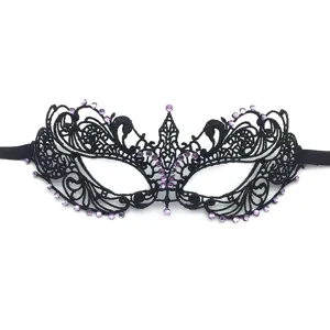 Primer plano detalle de la elegante máscara de encaje negro con strass morados para fiesta.