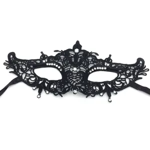 Detailansicht einer schwarzen Spitzenmaske für Maskeraden mit funkelnden Strasssteinen.