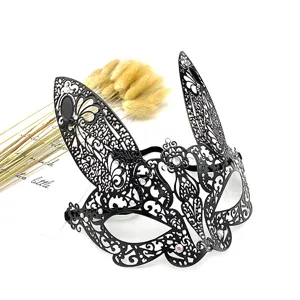 Detailansicht der schwarzen Metall-Filigran-Maske mit Hasenohren und Strasssteinen.