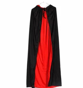 Mantello con cappuccio rosso e nero di Halloween, vista di dettaglio lunga 1,4 metri.