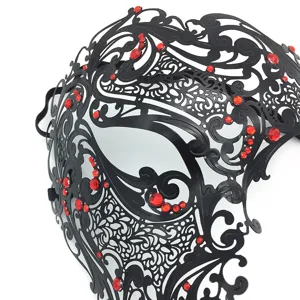 Schwarze Metall Maske für den Maskenball mit roten Strasssteinen und filigranem Augenmuster.