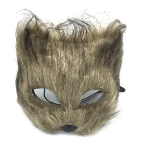 Primo piano dettagliato della maschera animale pelosa con pelliccia sintetica e finiture realistiche.