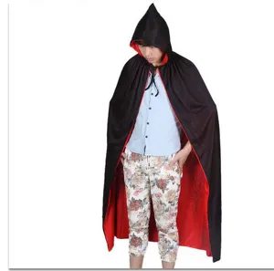 Dettagli del mantello con cappuccio doppio di Halloween, con design nero e rosso per costumi.