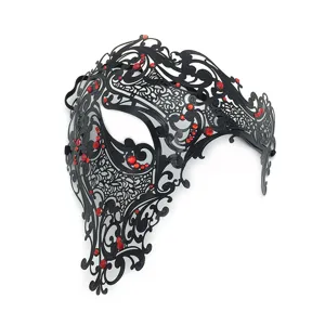 Schwarze Metall Maske mit roten Strasssteinen für Halloween und Kostüm Partys ideal.